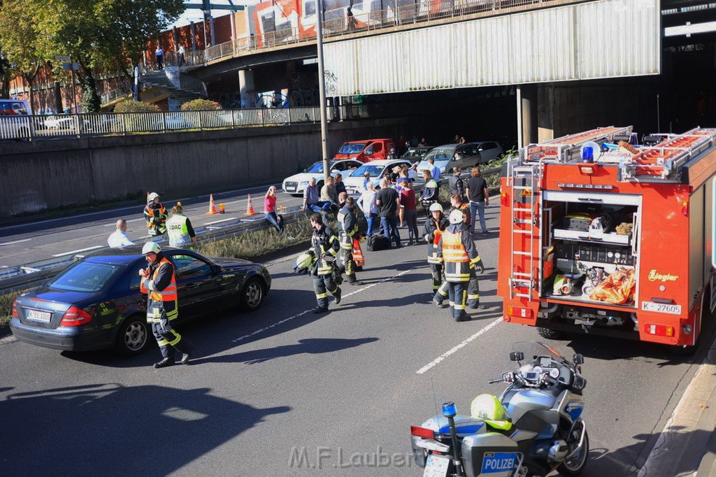 Einsatz BF Koeln Christoph 3 auf der A 57 Rich Neuss P30.jpg